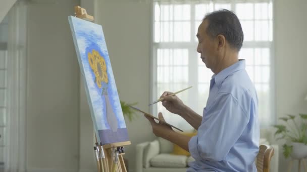 Hombre Mayor Dibujando Cuadro Casa — Vídeos de Stock
