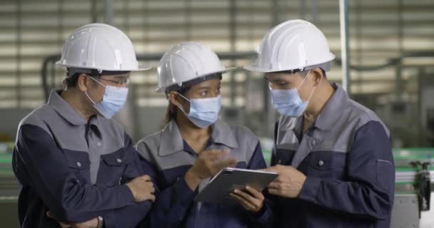 Skupina Inženýrů Helmách Pracujících Továrně — Stock video