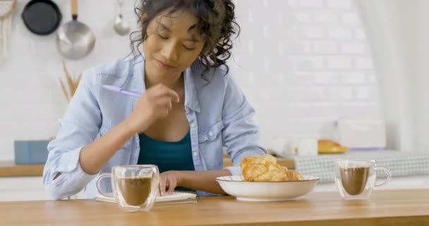 Junge Frauen Trinken Kaffee Der Küche — Stockvideo