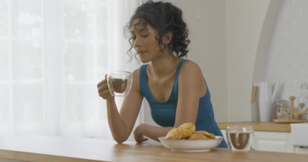 Unga Kvinnor Dricker Kaffe Köket — Stockvideo