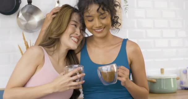Młode Kobiety Pijące Kawę Kuchni — Wideo stockowe