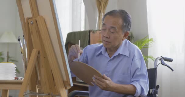 Hombre Mayor Dibujando Cuadro Casa — Vídeo de stock