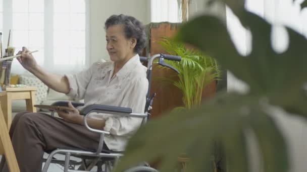 Старшая Женщина Рисует Картину Дома Вместе — стоковое видео