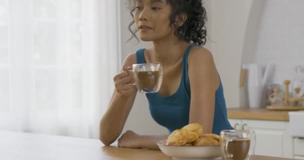 Młoda Kobieta Picia Kawy Kuchni — Wideo stockowe