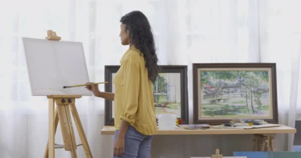 Portrait Une Jeune Femme Peignant Une Toile Avec Pinceau — Video