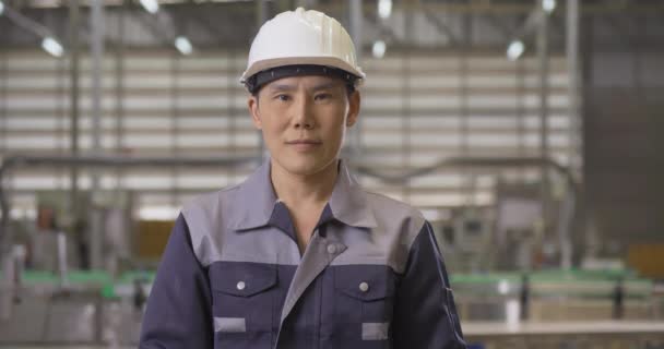 戴头盔的亚洲年轻工人的肖像 — 图库视频影像