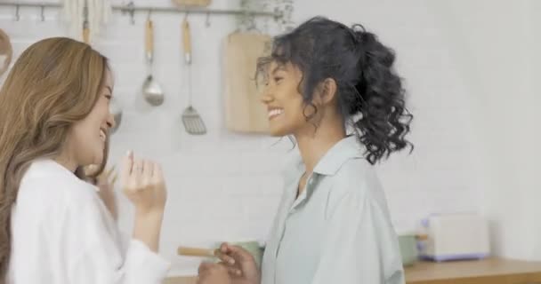台所で踊る若い女性たち — ストック動画