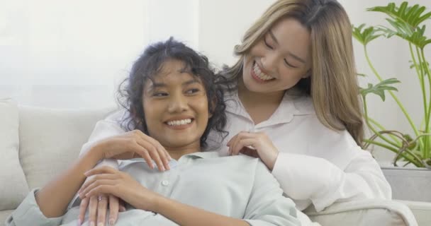 Zamilované Mladé Ženy Sedící Pohovce Obývacím Pokoji — Stock video