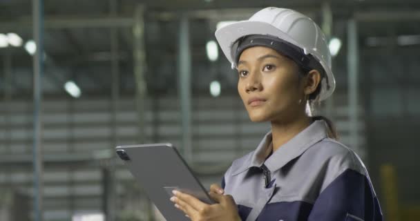 戴带有平板电脑的头盔的女工 — 图库视频影像