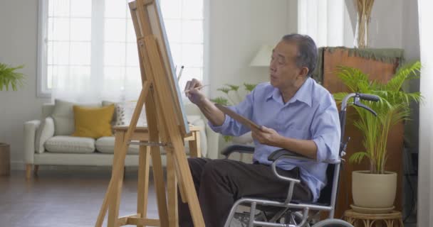 Hombre Mayor Dibujando Cuadro Casa — Vídeos de Stock