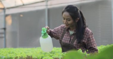 Serada çalışan genç bir kadın.