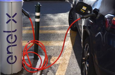 Torino, Piedmont, İtalya - 11-18-2022 - Araç paylaşımındaki araçlar için elektrik şehir şarj istasyonu.