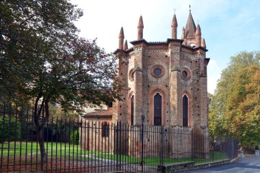 Buttigliera Alta, Piedmont, İtalya - 10-22-2022 - San Antonio di Ranverso Gotik Manastırı Susa Vadisi 'nin girişinde