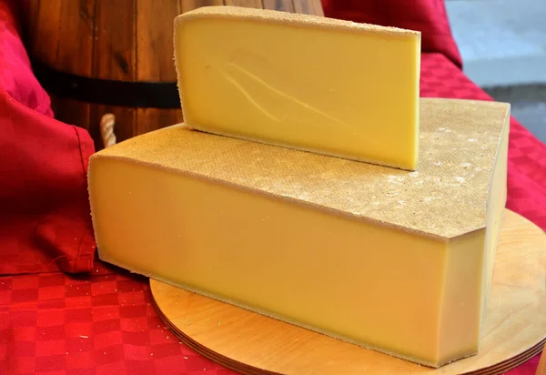 Ιταλικά Προϊόντα Διατροφής Toma Αλπικό Τυρί Του Πεδεμόντιου — Φωτογραφία Αρχείου