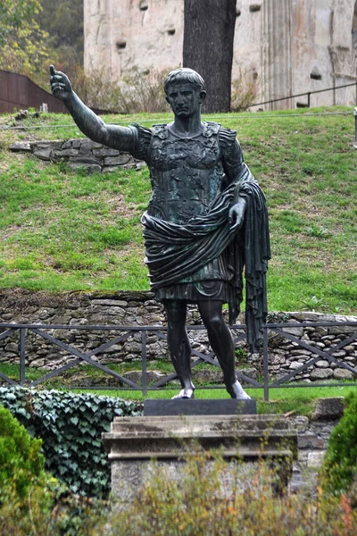 Суза Италия 2022 Статуя Августа Цезаря Парко Август — стоковое фото