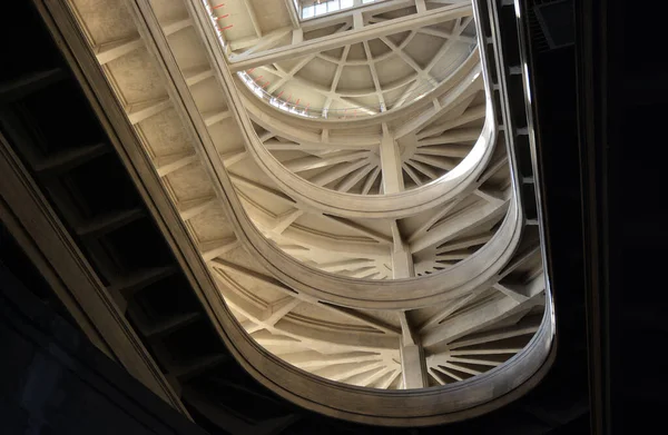 トリノ ピエモンテ イタリア11 2022 古い工場車のランプは コンベンションセンターに変換され 建物Lingottoの屋根につながる — ストック写真