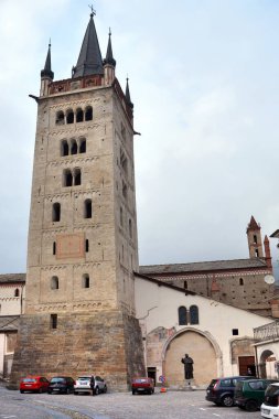 Susa, Piedmont, İtalya - 10-22-2022 - San Giusto katedralinin çanı.