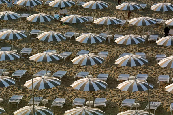 砂浜の傘 — ストック写真