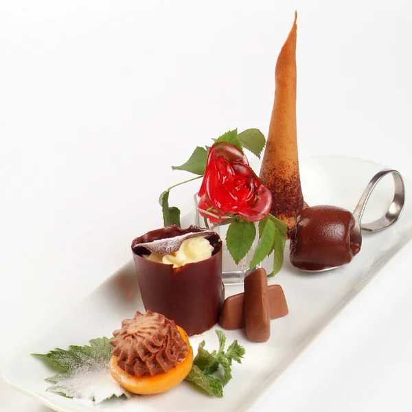 Italian Food Recipes Gianduia Chocolate Dessert Stuffed Peach Vanilla Mousse — Stock Photo, Image