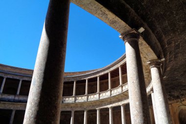 Alhambra, Granada, İspanya 05-13-2019 Kral V. Carlo Sarayı 'nın verandası..