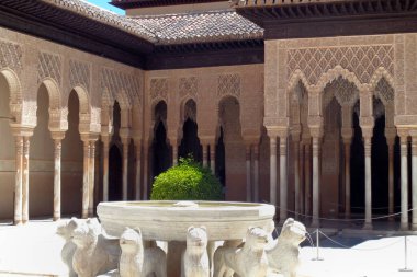 Alhambra, Granada, İspanya 05-13-2019 - Aslanların Verandası (Patio de los Leones)