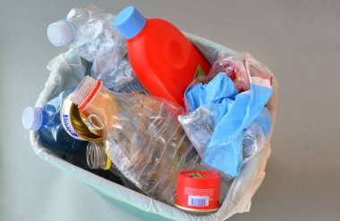 Kutusu plastik atık dolu.