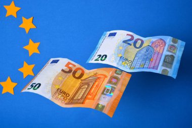 Torino, Piedmont / İtalya -09 / 14 / 2018 - Mavi arka planda iki uçan avro banknotuna yaklaş