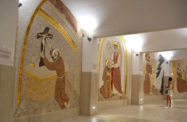 San Giovanni Rotondo, Puglia, İtalya 07-17-2023 Pietralcina Aziz Peder Pio 'nun kalıntılarının tutulduğu Santa Maria delle Grazie mabedi..
