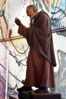 San Giovanni Rotondo, Puglia, İtalya 07-17-2023 Pietralcina Aziz Peder Pio 'nun kalıntılarının tutulduğu Santa Maria delle Grazie mabedi..