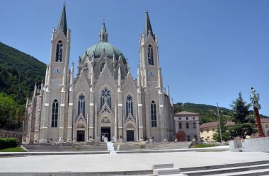 Castelpetroso, Molise, İtalya 07 / 16 / 2023 Maria Santissima Addolorata Tapınak Bazilikası.