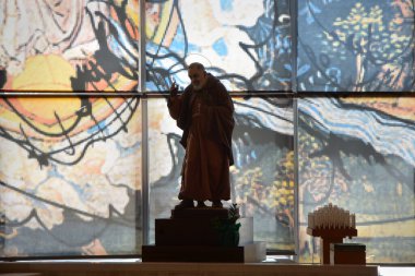 San Giovanni Rotondo, Puglia, İtalya 07-17-2023 Pietralcina Aziz Peder Pio 'nun kalıntılarının tutulduğu Santa Maria delle Grazie mabedi..