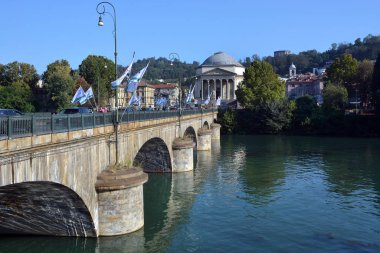 Torino, Piedmont, İtalya. 09-29-2023 Şehirde akan Po Nehri 'nin arkasında Gran Madre di Dio kilisesi var..