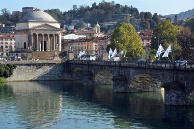 Torino, Piedmont, İtalya. 09-29-2023 Şehirde akan Po Nehri 'nin arkasında Gran Madre di Dio kilisesi var..