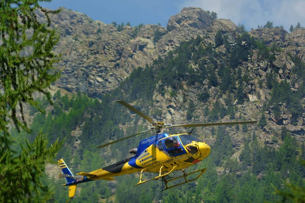 Aosta Valley Italy 2022 Cargo Helicopter Flies Mountain Landscape — Stock Photo, Image