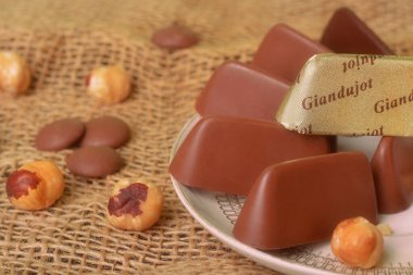 İtalyan gıda ürünü, Gianduiotto geleneksel Piedmont çikolatası fındıklı.