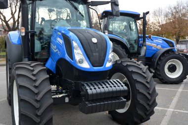 Castelnuovo don Bosco, Piedmont, İtalya -11-27-2023 - Modern traktör ve tarım makineleri sergisi