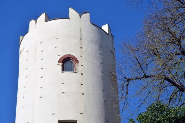 Cortanze, Piedmont, İtalya. 04-02-2023 Cortanze kalesinin dış kulesi..