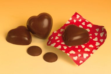 İtalyan gıda ürünü, kalp şeklinde sütlü kakao, turuncu arka planda çikolata..