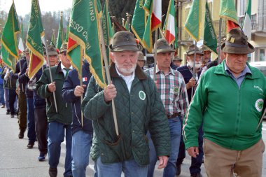 Castelnuovo don Bosco, Piedmont, İtalya -04-07-2024 - İtalyan ordusunun dağ piyade birliği Alpini 'nin toplanması.