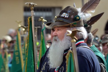Castelnuovo don Bosco, Piedmont, İtalya -04-07-2024 - İtalyan ordusunun dağ piyade birliği Alpini 'nin toplanması.