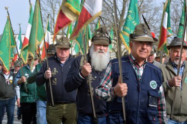 Castelnuovo don Bosco, Piedmont, İtalya -04-07-2024 - İtalyan ordusunun dağ piyade birliği Alpini 'nin toplanması.