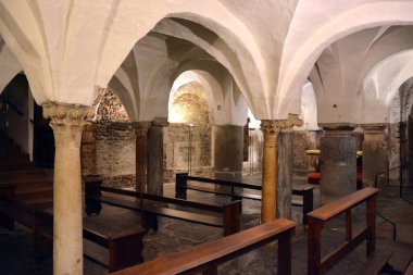 Aosta, Aosta Vadisi, İtalya-07 / 03 / 2024 - Santa Maria Assunta Katedrali altındaki antik mahzen
