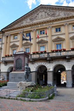 Aosta, Aosta Vadisi, İtalya-07-01-2024 - Chanoux Meydanı 'ndaki belediye binası.