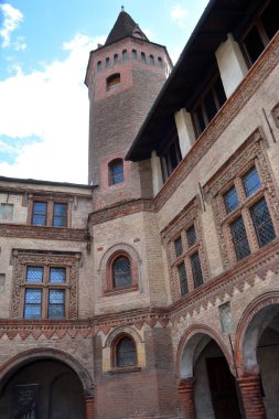 Aosta, Aosta Vadisi, İtalya - 07-01-2024 - Sant 'Orso Koleji' nin Romanesk manastırı olan kilise.