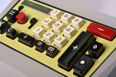 Torino, Piedmont, İtalya - 05 / 15 / 2024 - Eski İtalyan elektromekanik hesap makinesi Olivetti Multisumma