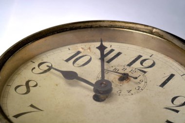 Eski ve paslı bir çalar saat saatleri gösterir