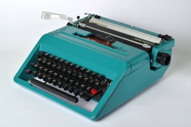 Torino, Piedmont, İtalya - 05-15-2024 İtalyan Olivetti şirketinden eski yeşil mekanik daktilo