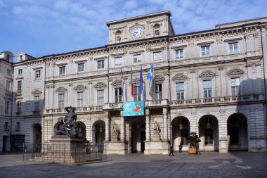 Torino, Piedmont, İtalya -04 / 12 / 2025 - Torino belediye binası ile Piazza Palazzo di Citta Meydanı.