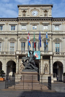 Torino, Piedmont, İtalya -04 / 12 / 2025 - Torino belediye binası ile Piazza Palazzo di Citta Meydanı.