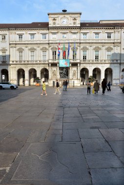 Torino, Piedmont, İtalya -04 / 12 / 2025 - Torino ve Boğa sembollü Piazza Palazzo di Citta meydanı.